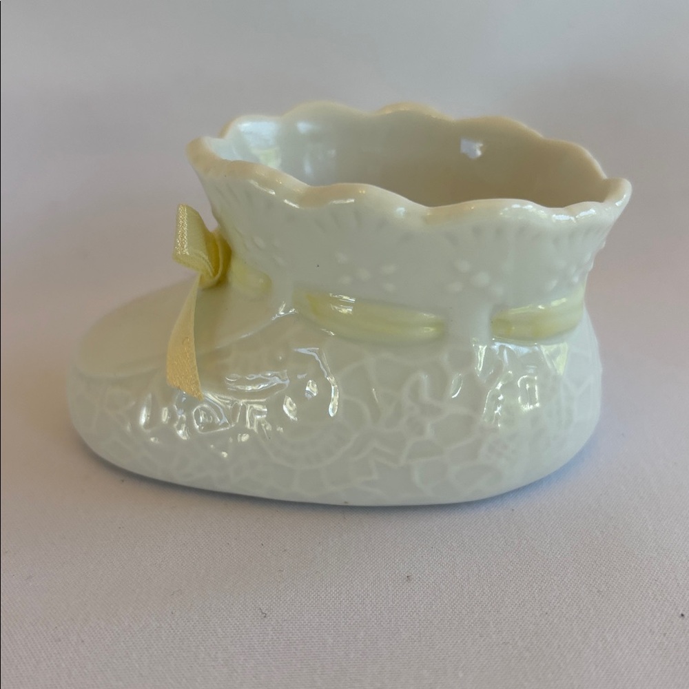 Vintage 2001 Baby Adorable White With Yellow Bow Bootie Porcelain Favor - Picture 4 of 11